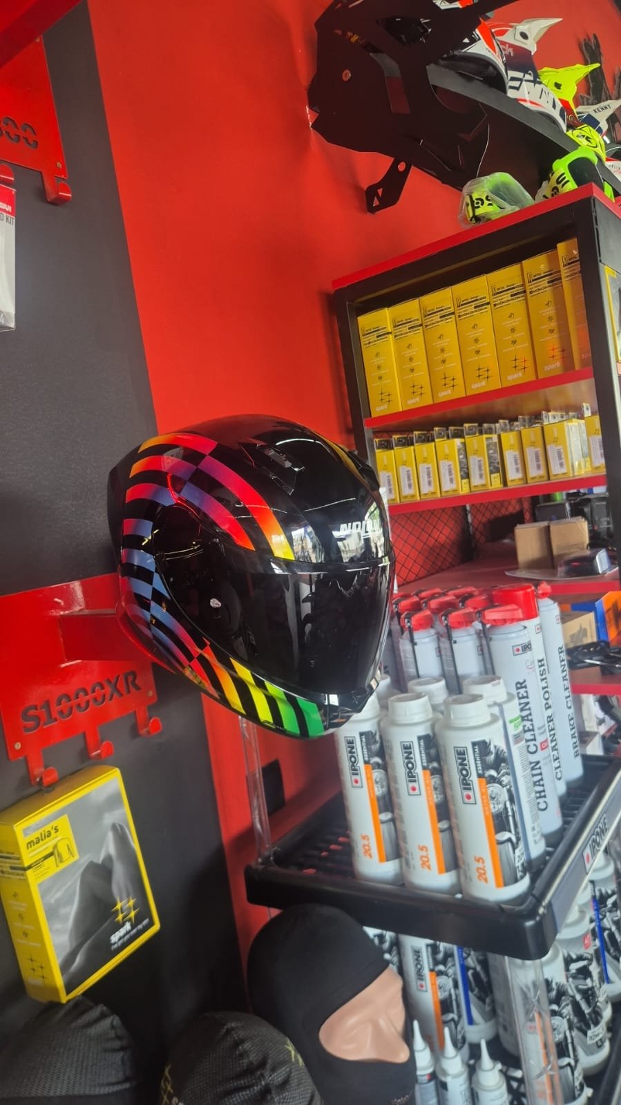 Casque Nolan exposé chez Haroun Bike